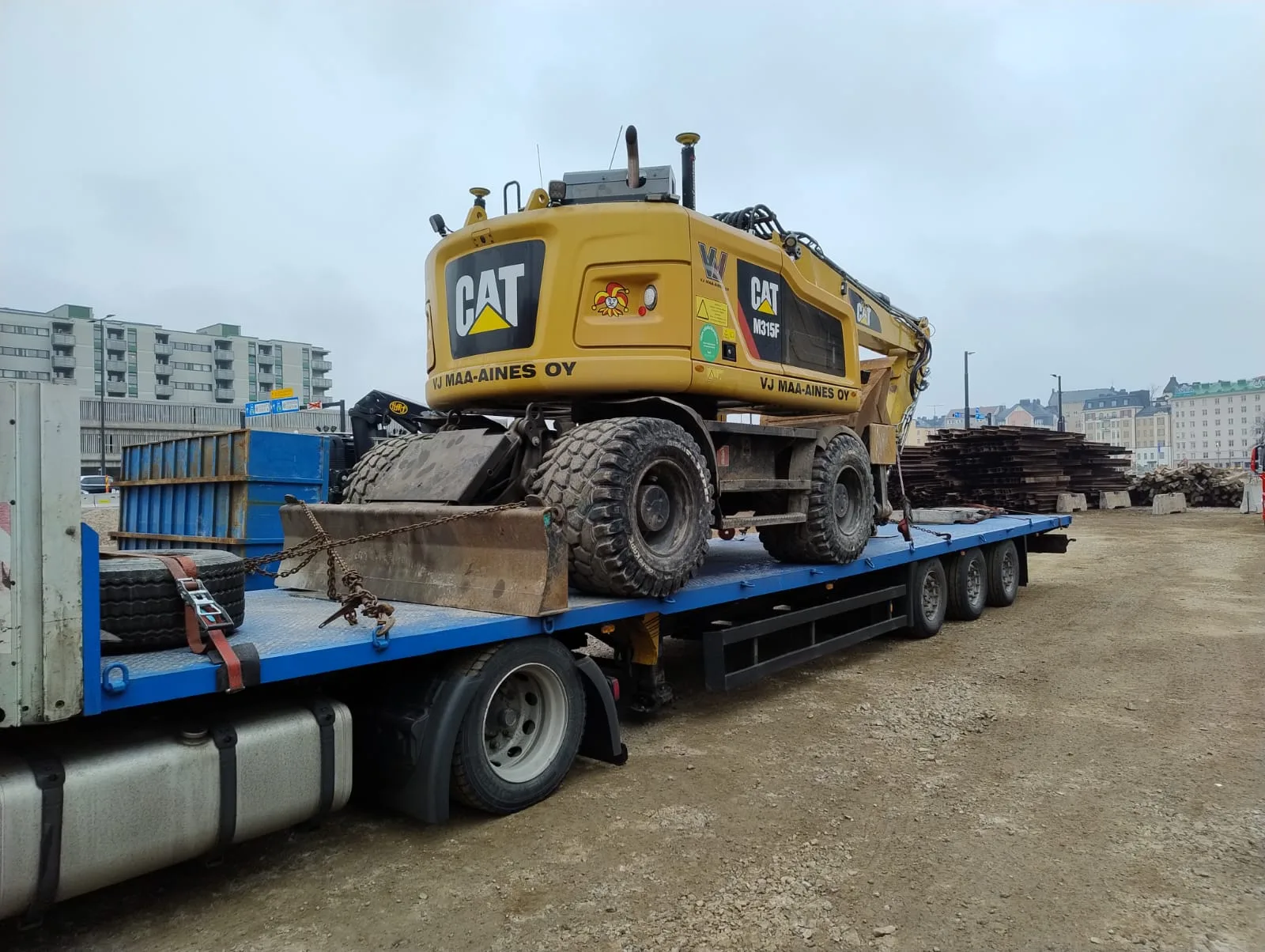 Koparka kołowa CAT na 3-osiowej naczepie niskopodwoziowej Semi Gonera Transport