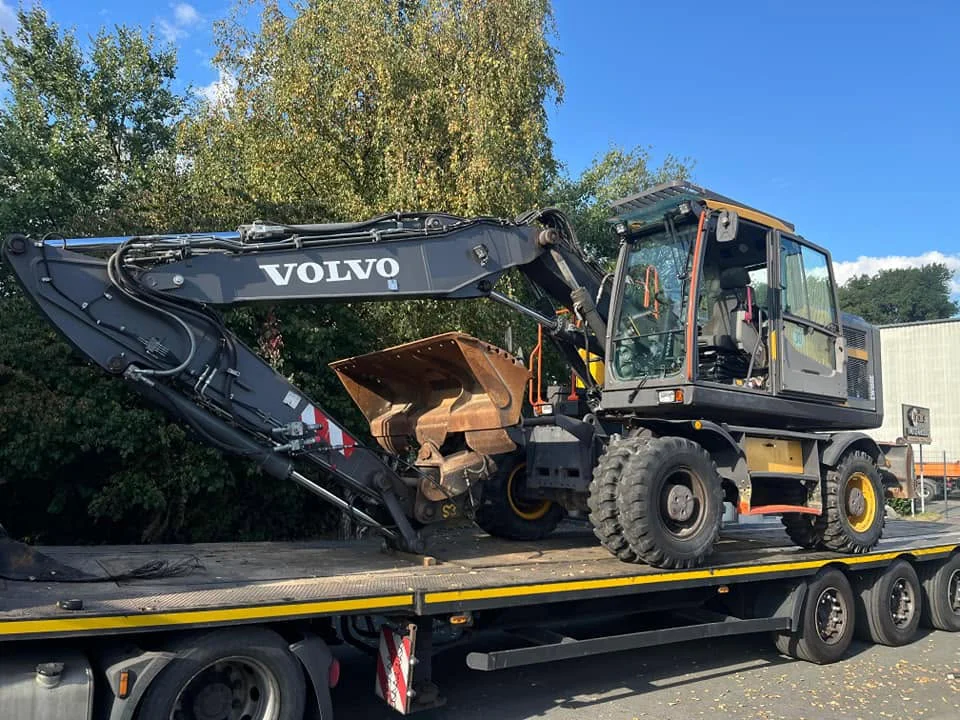 Koparka kołowa Volvo ustawiona na naczepie do transportu maszyn