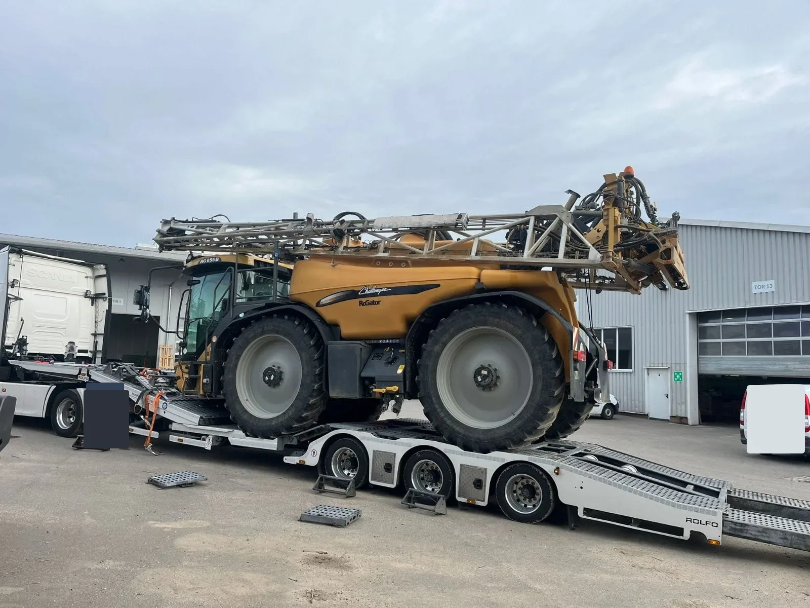 Opryskiwacz samojezdny Challenger RoGator na zestawie niskopodwoziowym Gonera Transport