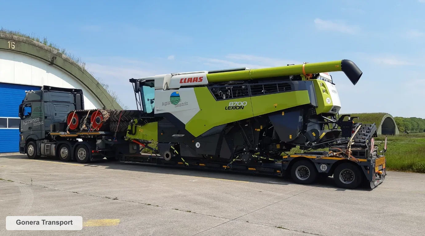 Kombajn przygotowany do transportu na zestawie transportowym